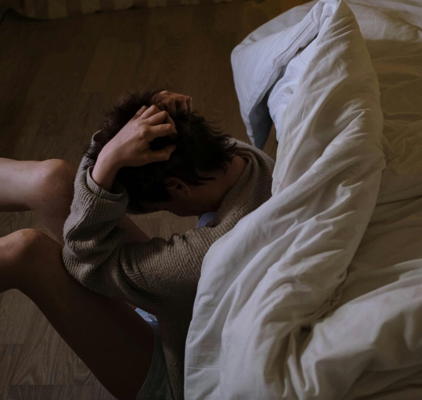 Wach um drei uhr nachtsPerson liegt nachts wach im Bett und versucht zur Ruhe zu kommen